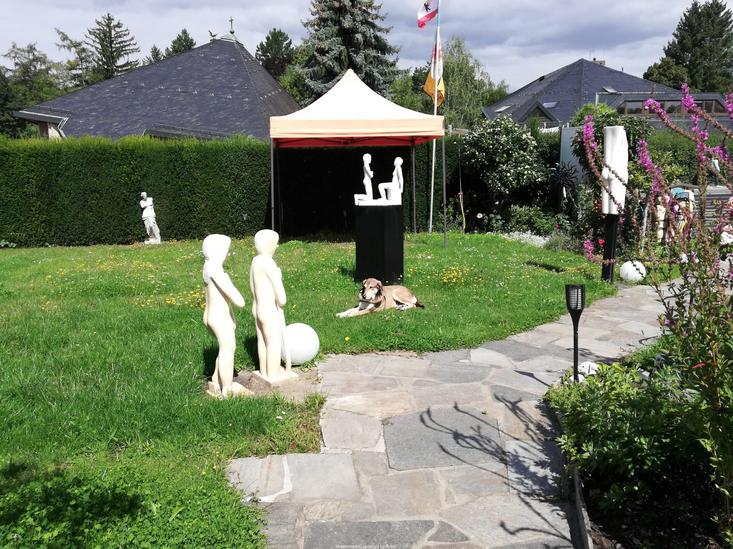 Kunstmarkt im Garten der Galerie Franka Löwe