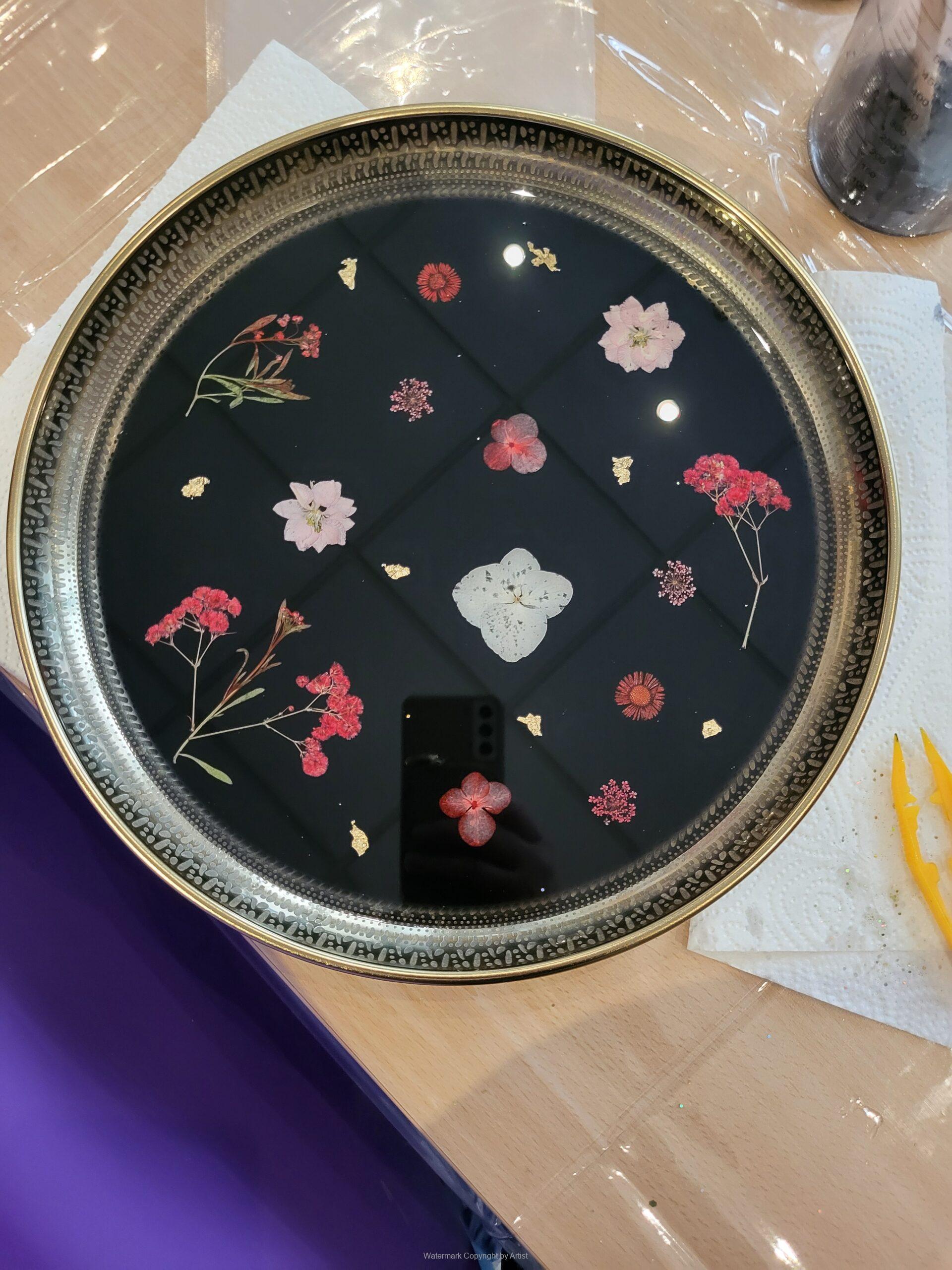 Zierteller mit Decoupage aus Epoxidharz in Schwarz mit Goldrand und verschiedenen Wiesenblumen von HD.art Hatice Dikme