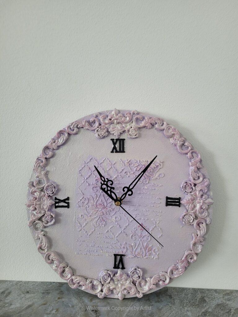 Wanduhr mit Blumenornamenten aus Epoxidharz von Hatice Dikme