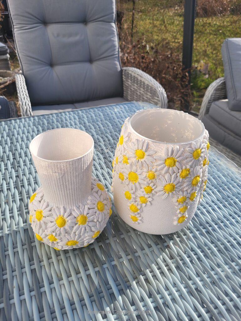 Weiße Blumenvasen mit Margeriten als Decoupage von HD.art