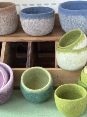 Gefilzte Schalen in verschiedenen Farben und Größen Schalen aus gefilzter Schafsschurwolle von GlücksFilz