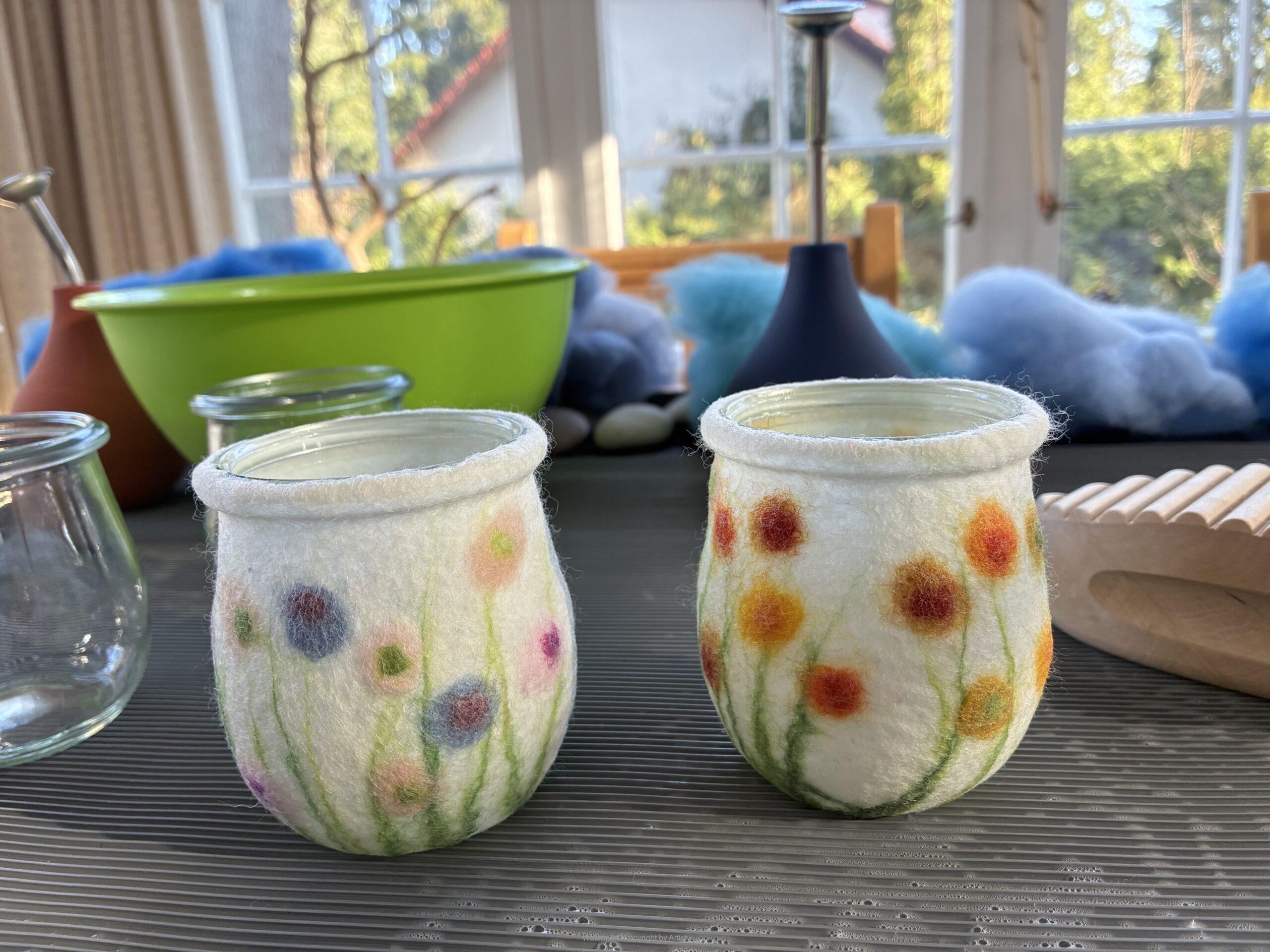 Gläser mit gefilzten Überzügen in Naturweiss mit Blumendecor von Inke Dittmer GlücksFilz