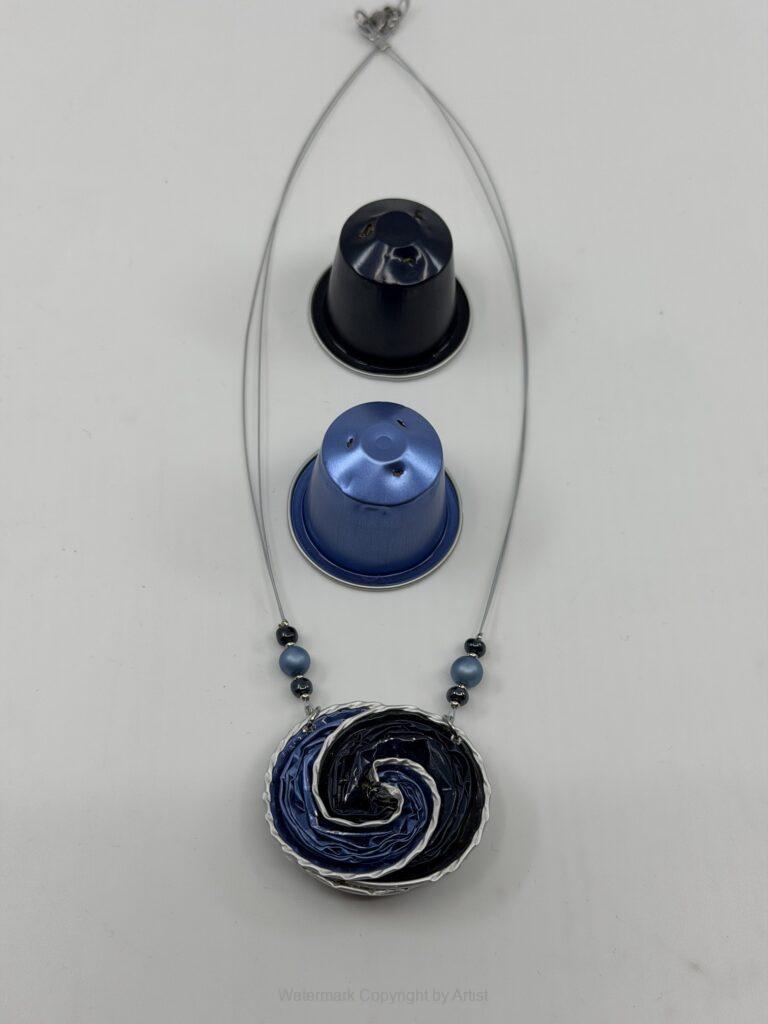 Kaffeekapsel Upcycling Halskette Ying und Yang oder Wirbel in Blau