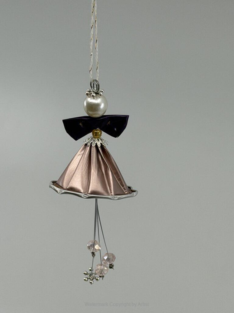 Engel oder Ballerina Anhänger aus broncefarbener Kaffeekapsel mit Perlen