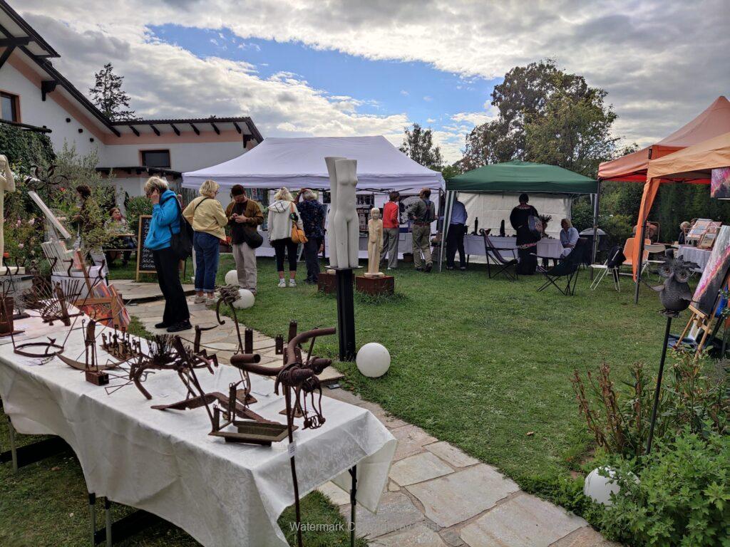 Der Kunstmarkt im Garten der Galerie Franka Löwe hat Tradition: Unter Pavillons zwischen Blumenbeeten und Brunnen präsentieren und verkaufen regionale Künstlerinnen und Künstler ihre Werke